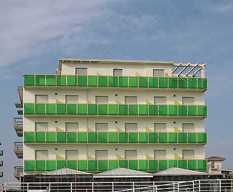 Das Hotel Bristol von Jesolo vom Strand aus gesehen foto