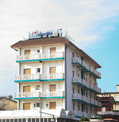 Das Hotel Delaville von Jesolo vom Strand aus gesehen foto