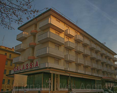 Das Hotel Galassia von Jesolo auf der Rueckseite foto