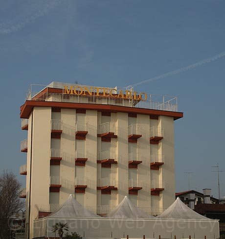 Das Hotel Montecarlo direkt am Strand von Jesolo gelegen foto