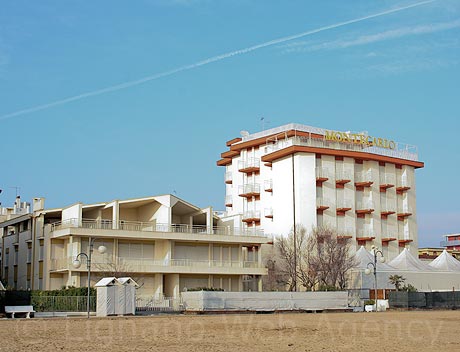 Das Hotel Montecarlo vom Jesolo Strand aus gesehen foto