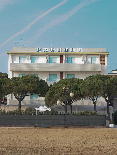 Das Hotel Parioli direkt am Strand von Jesolo Lido gelegen foto