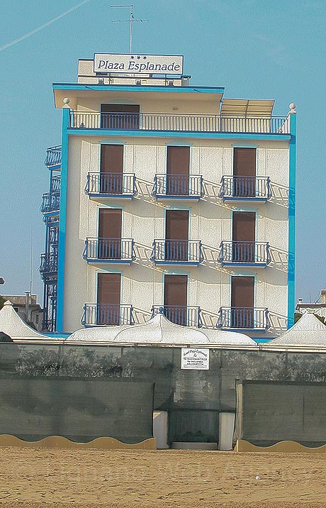 Das Hotel Plaza Esplanade von Jesolo von Strand aus gesehen foto