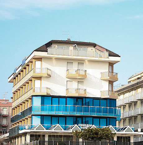 Das Hotel Universo direkt am Strand von Jesolo gelegen foto