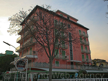 Das Hotel von Jesolo seitlich ausgesehen foto