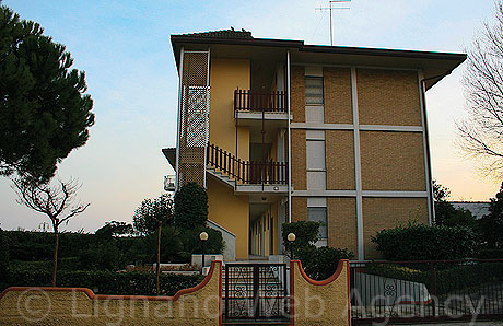 Hotel auf dem Strand von Jesolo gelegen foto