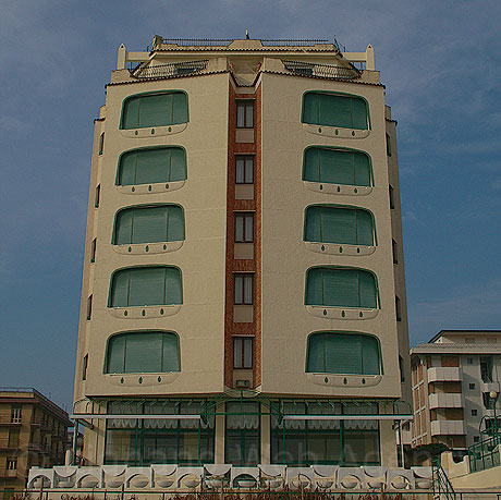 Hotel auf dem Strand von Jesolo foto