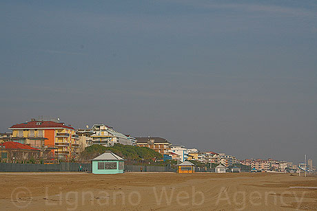 Hotels auf dem Strand von Jesolo gelegen foto