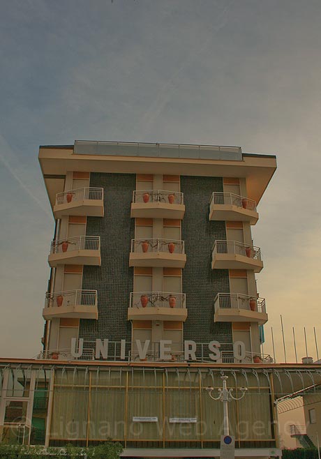 Vista sul retro del hotel Universo di Jesolo foto