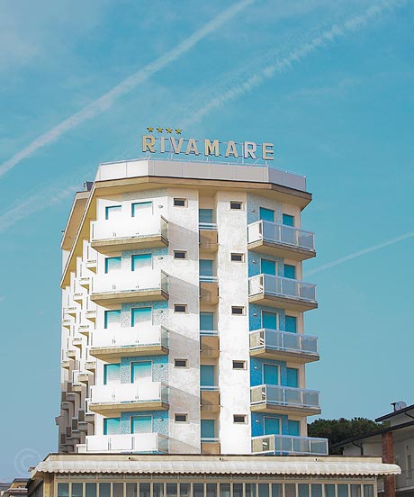 Hotelul Rivamare cu vedere la plaja din Jesolo foto