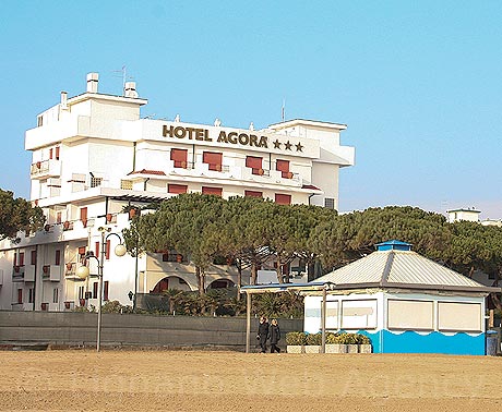 A tenger fele kilatasos Agora hotel Jesolon foto